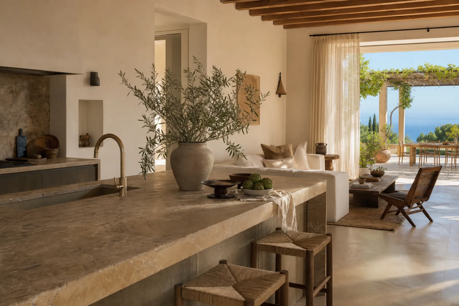 Mediterranes Villeninterieur auf Mallorca mit Steinküche, Olivenzweigen und Terrasse mit Meerblick